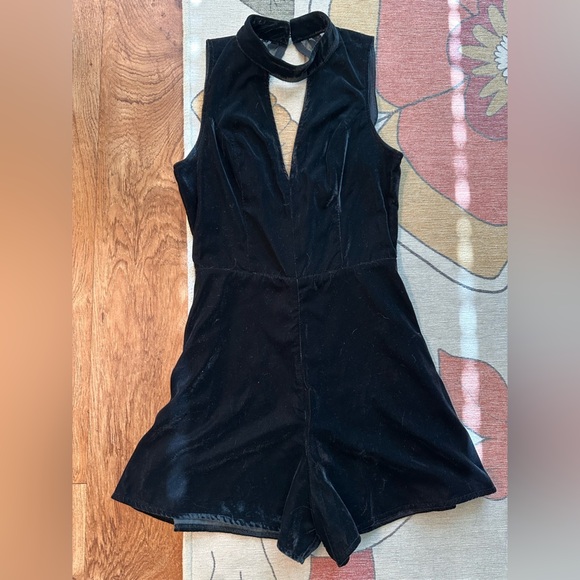 Abercrombie & Fitch High Neck Velvet & Lace V-Neck Romper. Size 0. - Picture 2 of 11